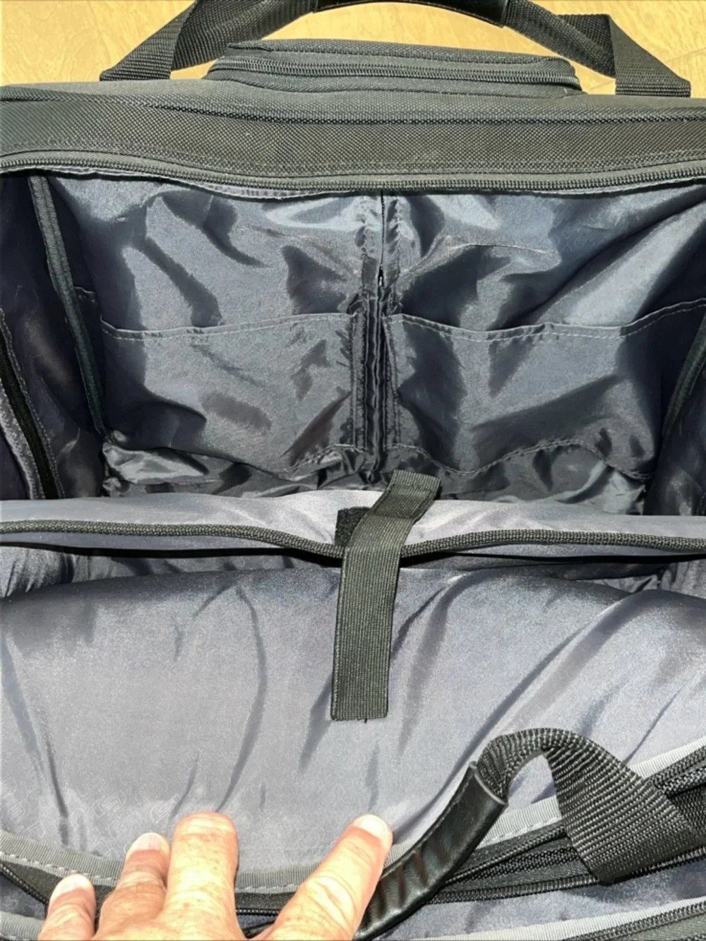Solo : New York Bryant Rolling Laptop Briefcase / Carry-On Bag VG Condition